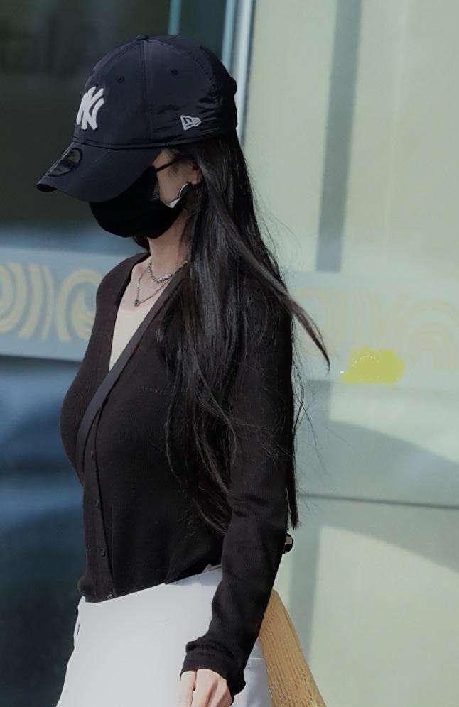 杨幂现身北京机场，黑色针织衫搭配白色长裤，穿搭简约不失时尚