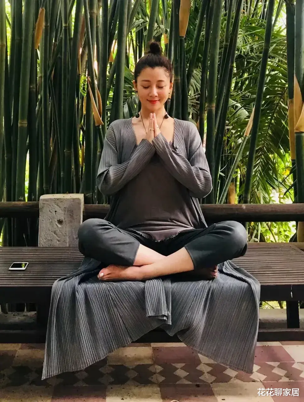 45岁殷桃的独居生活:深山养花种树,冥想打坐,尽享离异单身的清欢。