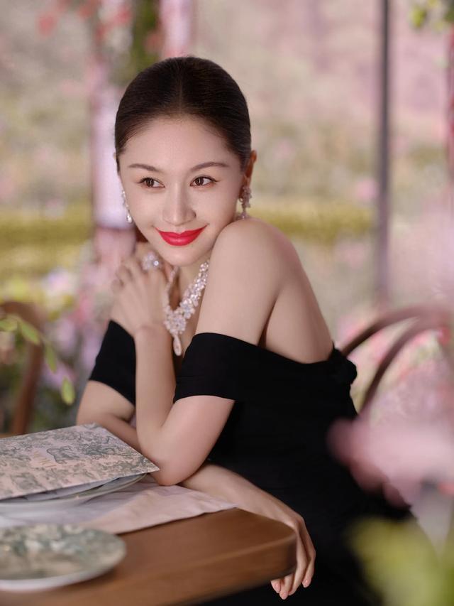 王子文，迪奥黑裙超A的