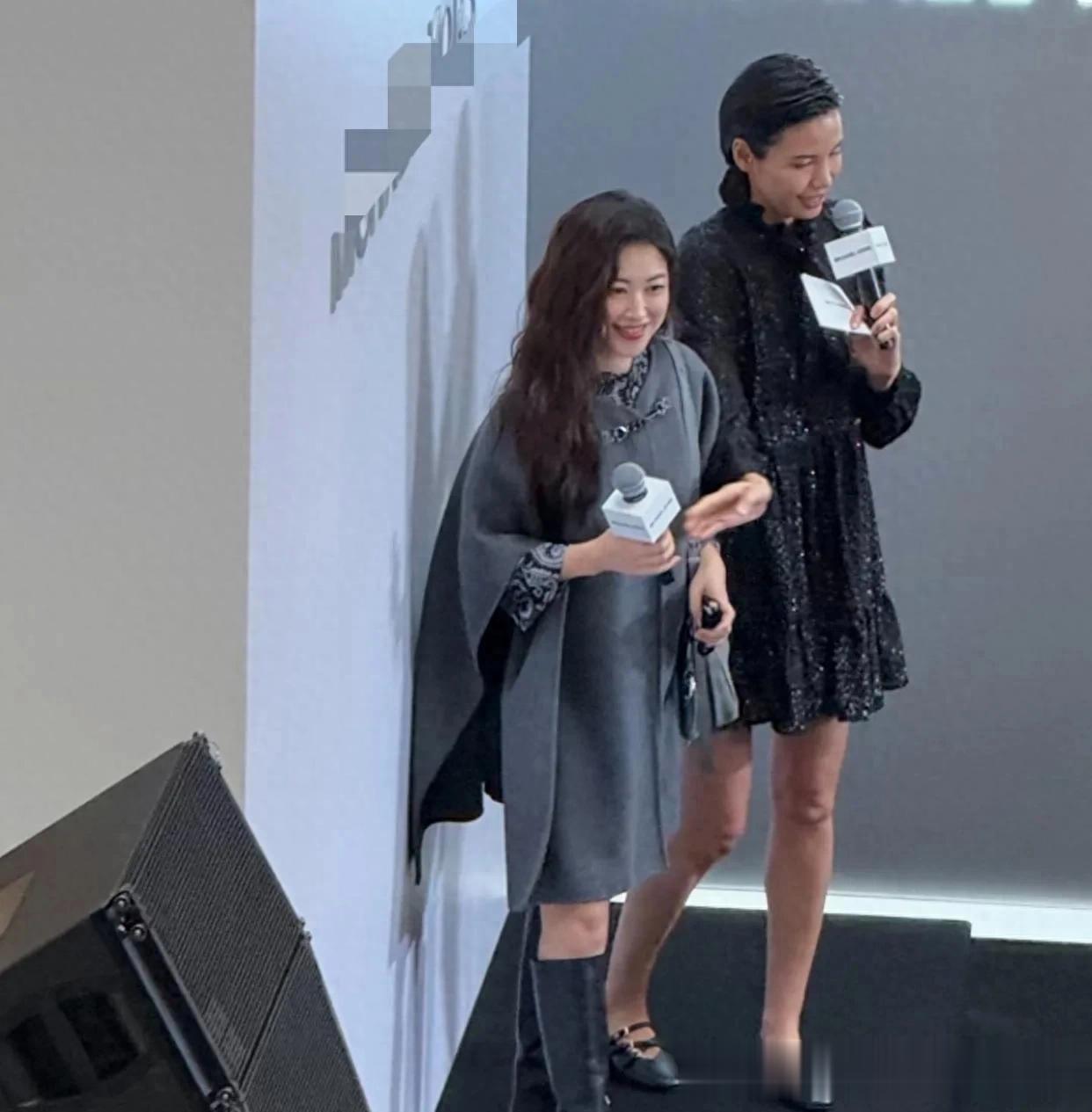 41岁朱珠不愧是全球认证的东方美女!灰色斗篷搭长筒靴,妩媚动人