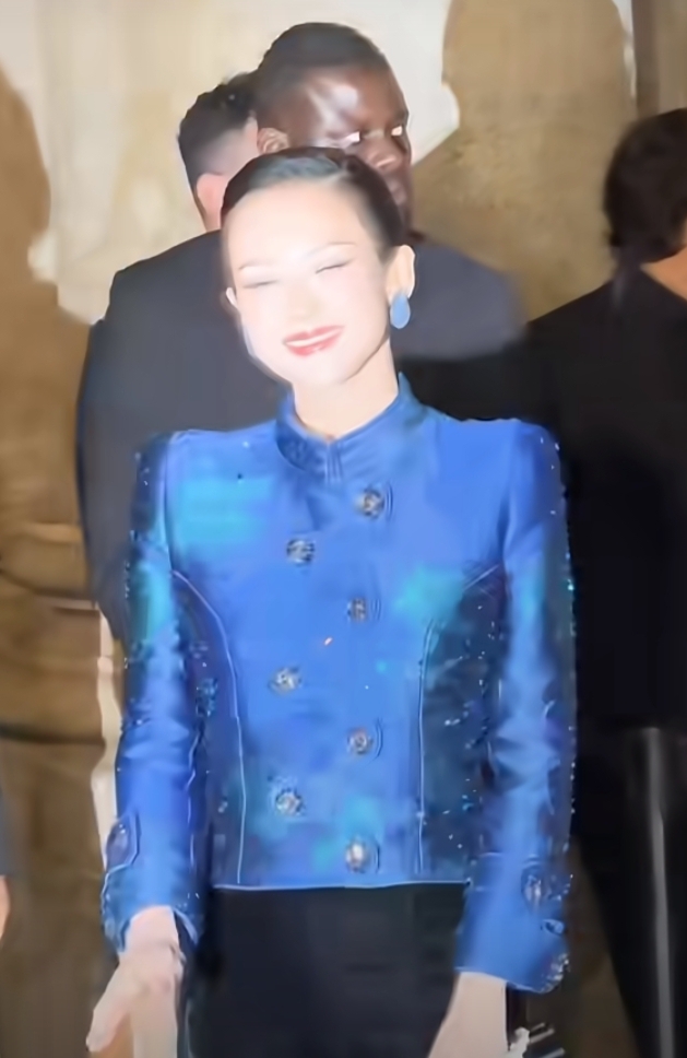 章子怡亮相米兰时装周,蓝色渐变刺绣外套搭盘发,美出新高度