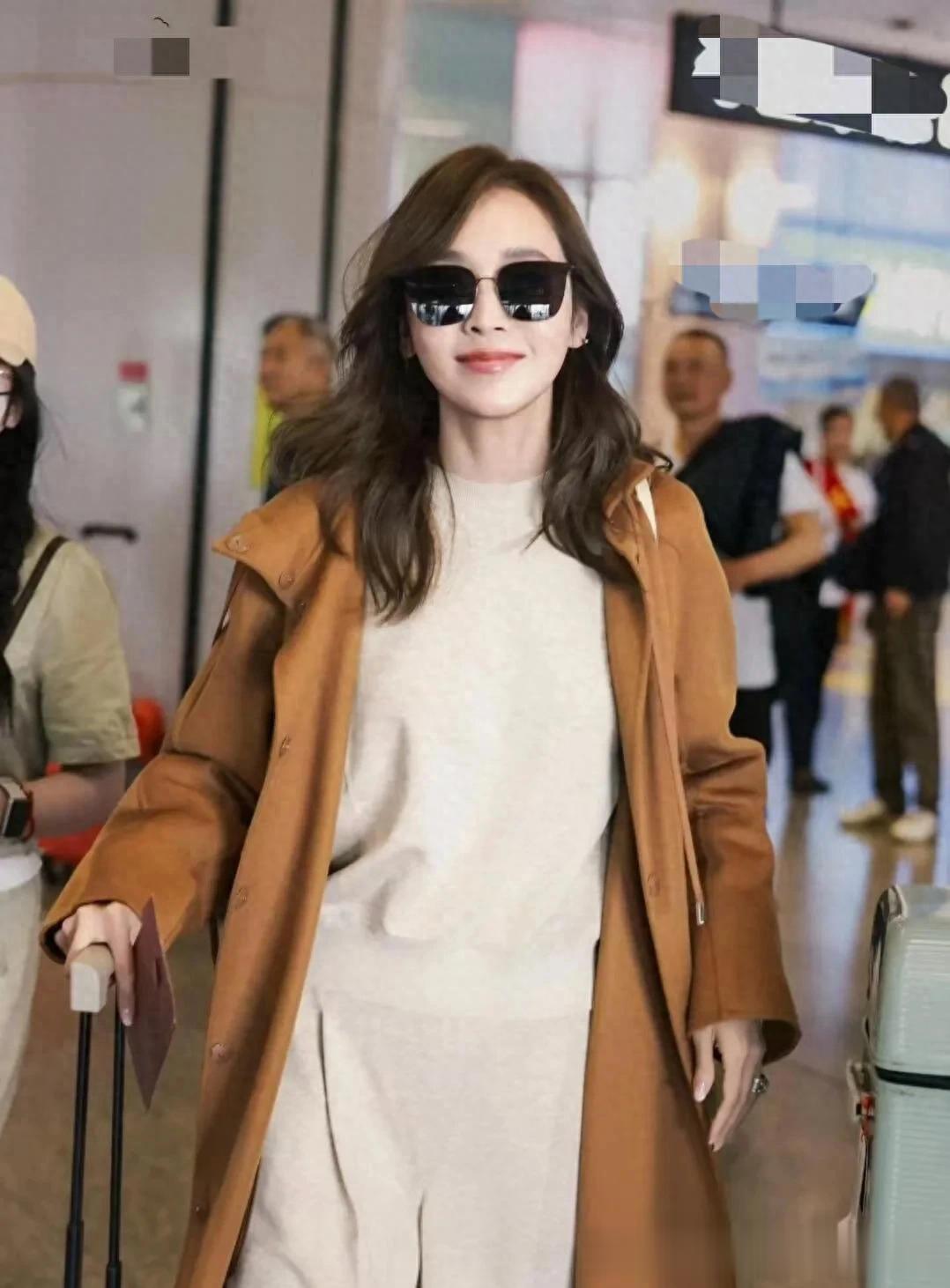 侯佩岑真是70后的穿搭标杆！焦糖色大衣+毛衣+阔腿裤，简约又高级