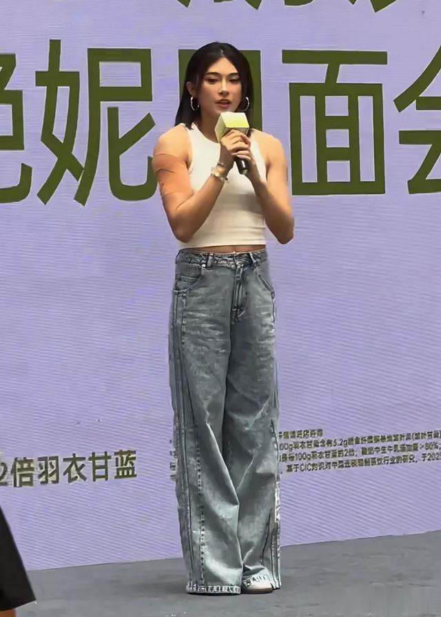 吴艳妮成都线下活动,穿牛仔裤配背心装胳膊粗壮,表情自信又张扬