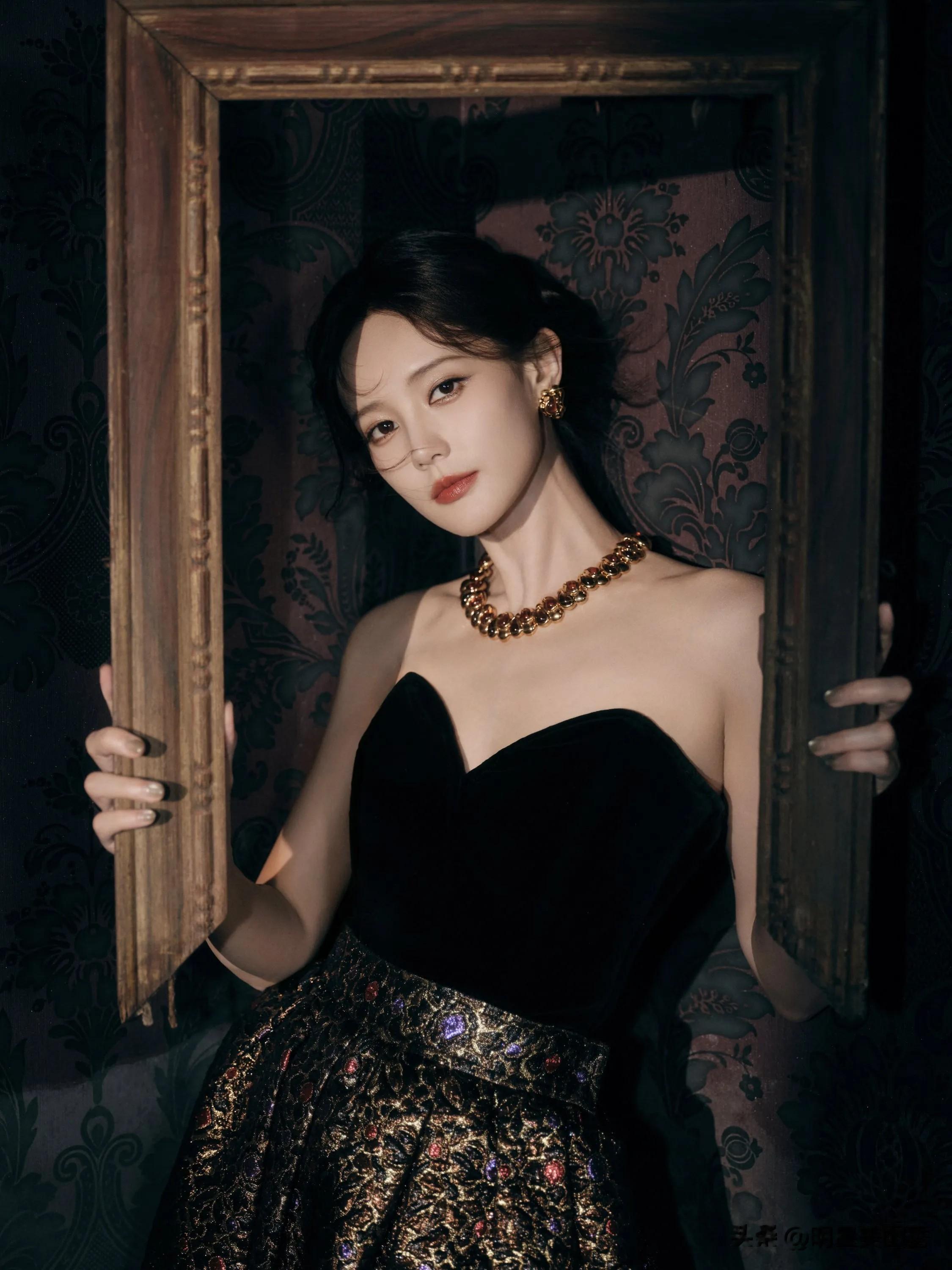 李一桐出席天猫华服奖盛典时,身穿一件1984年古董礼服距今41年。