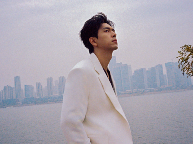 李现新剧杀青,竟挑战“民国剧”,可搭档的女主却引起热议