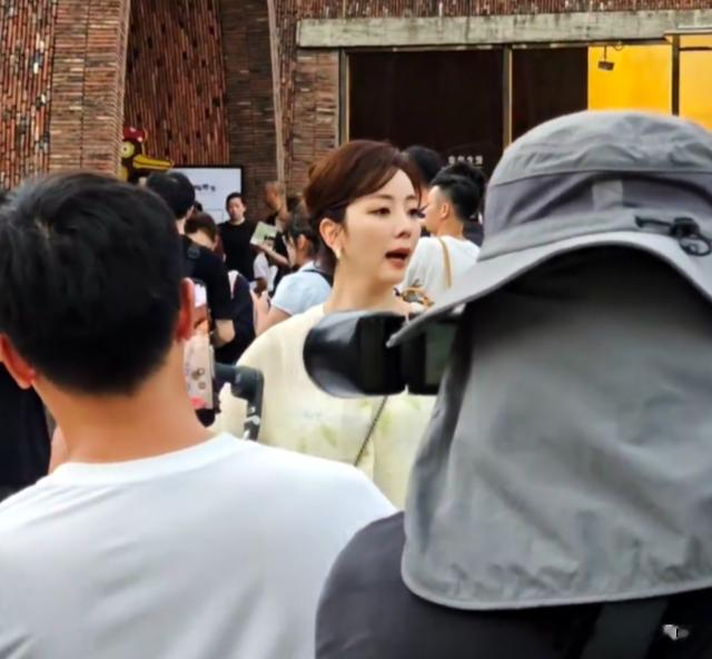 李思思江西被偶遇，脸长鼻孔大网红感十足，对同事冷脸表情不耐烦