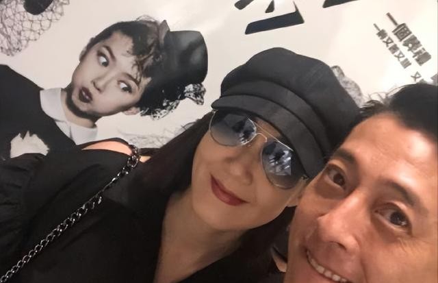 明星夫妻坚持26年不吃肉不生子,就为不变老,如今59岁近照不敢认