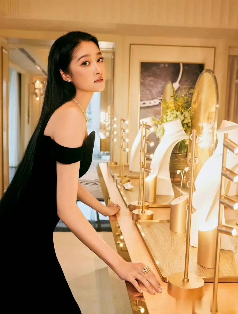 关晓彤黑色露肩开衩礼裙,优雅又性感!