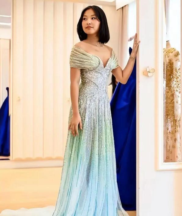 巴黎名媛舞会大合照！陈是知穿宝石蓝礼服戴珍珠项链，贵如真公主