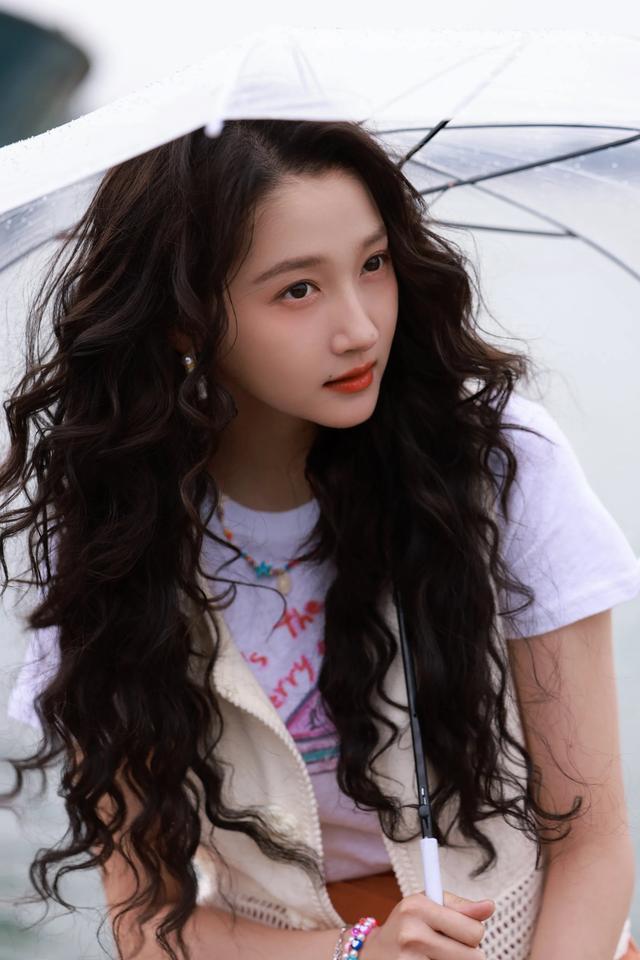 关晓彤,羊毛卷发型好有活力感,满屏都是头发,好漂亮的妈生脸