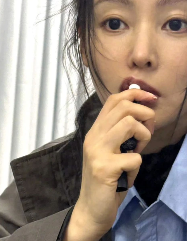 34岁张天爱深夜晒自拍,头发凌乱朱唇轻启,穿卡其色风衣轻松随意