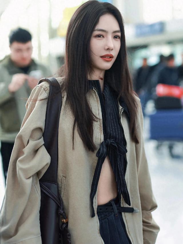 蔡文静机场照，个高腿长就是美