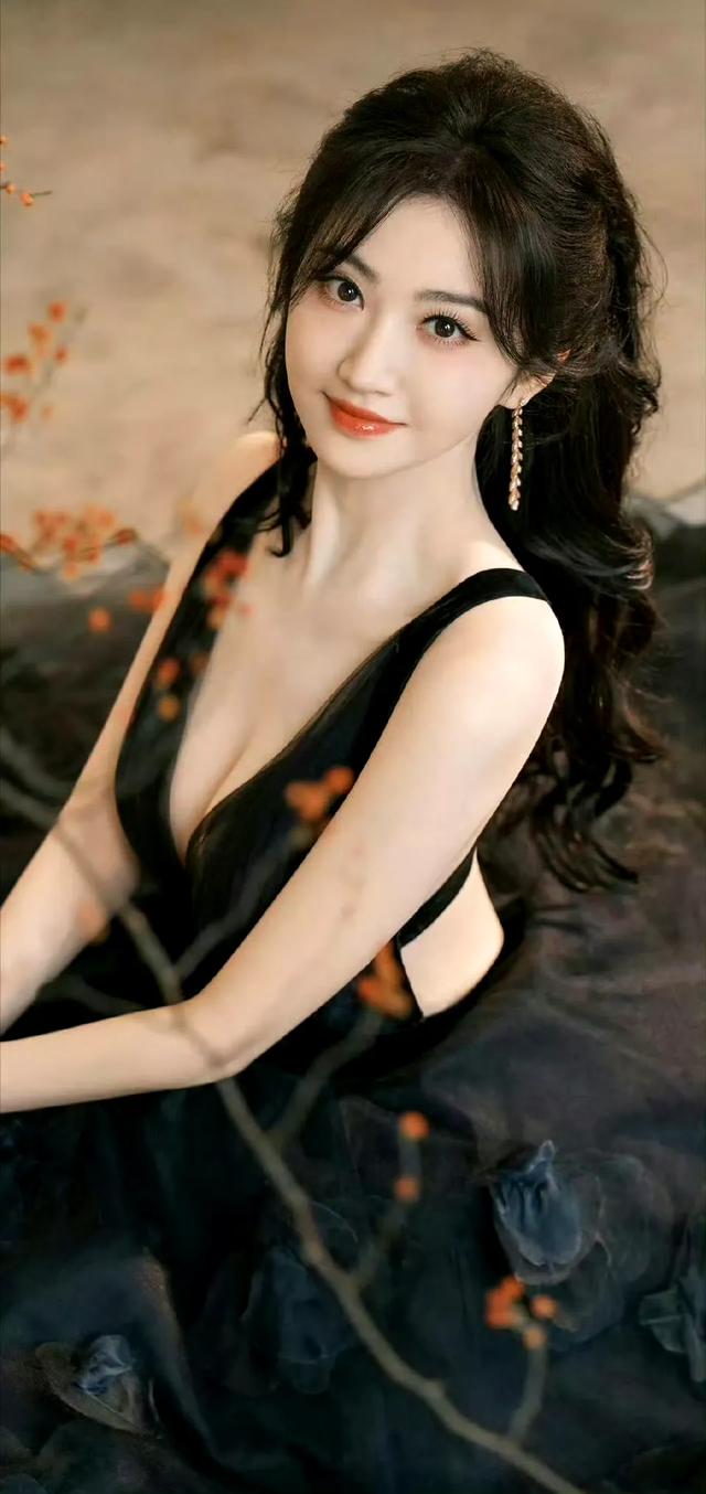 景甜笑的甜美，这感觉就像一个邻家大女孩！