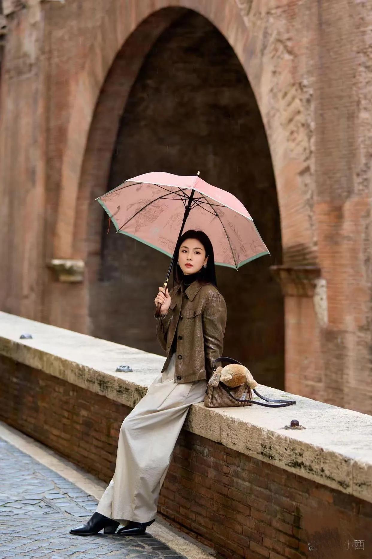 刘涛的气质真是出挑！穿咖绿皮衣+高领衫+阔腿裤，时髦又高级！