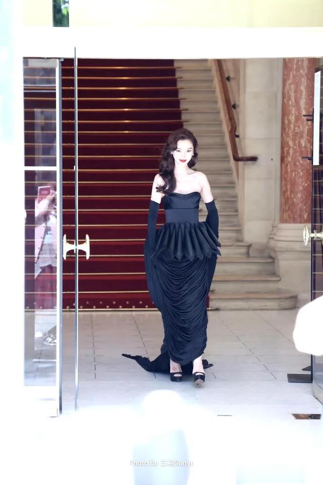 baby新造型，黑色抹胸长裙搭大波浪红唇好美，就是这鞋跟太高了吧