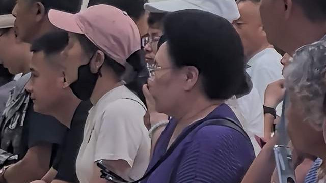 伊能静随秦昊回沈阳老家，婆婆亲自接机，拉着米粒不撒手好爱孙女