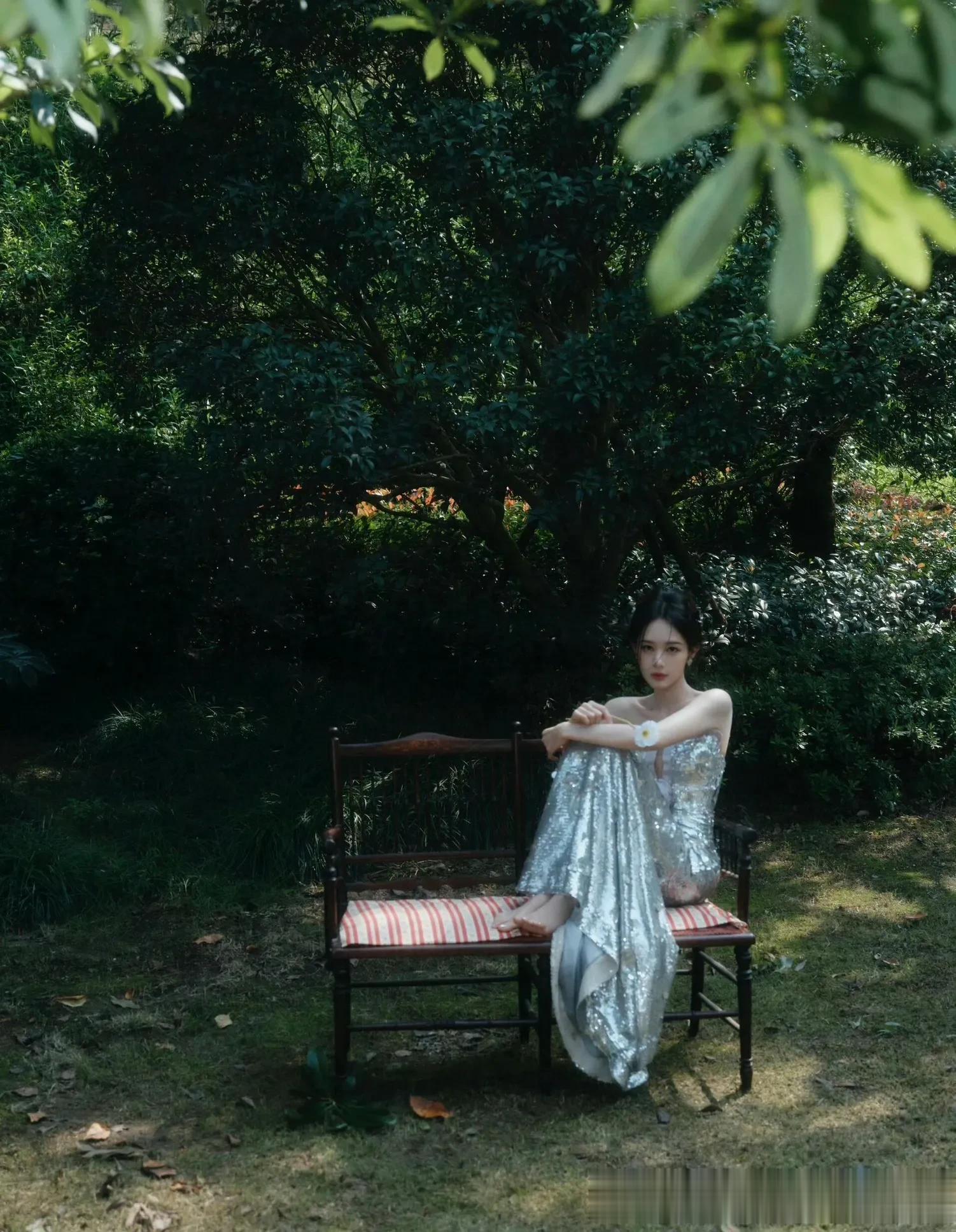 李一桐原来那么“有料”!银色鱼尾裙秀凹凸曲