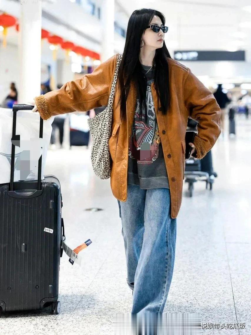 徐璐机场私服真时髦！棕色外套+印花T恤+牛仔裤，减龄又洋气！
