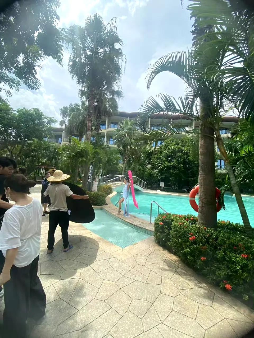 吉克隽逸万宁被偶遇，穿搭很夏天很时髦，被粉丝夸辣妹笑得超开心