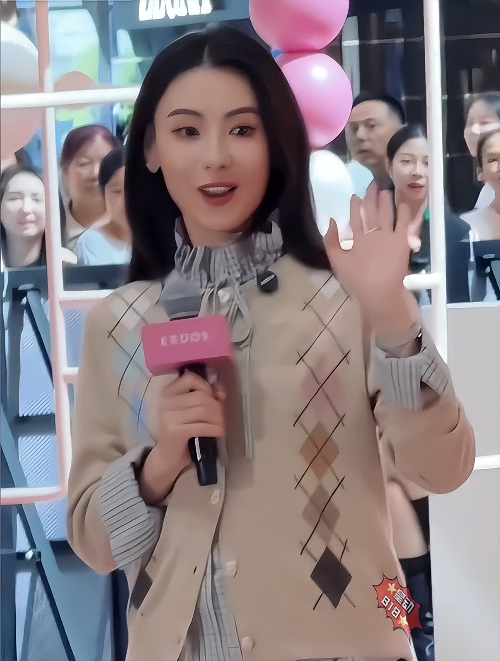 生图才是人间真实！张柏芝最新近况：脸肿又嫩回春，水桶腰好抢镜