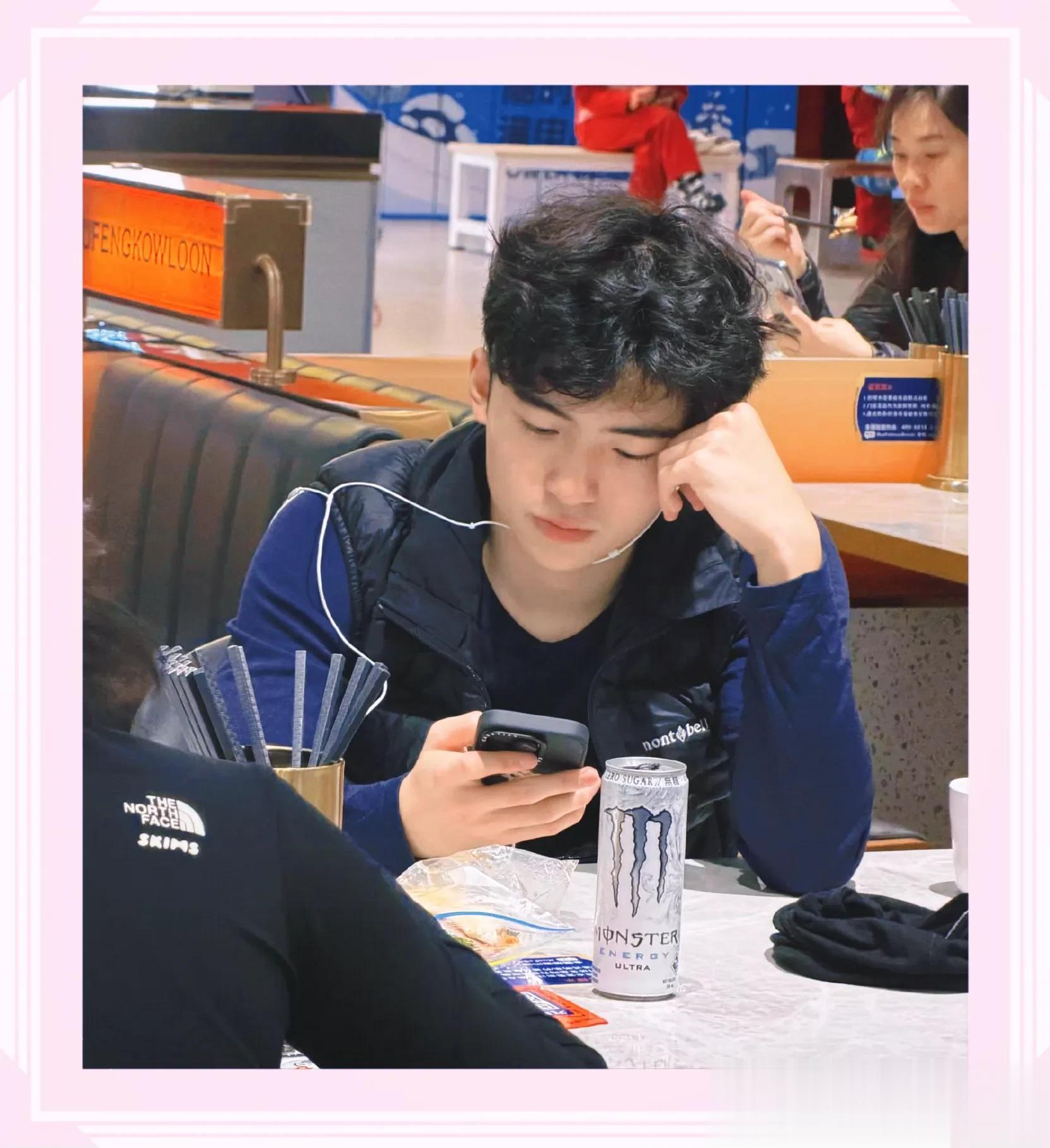 网友偶遇谢霆锋张柏芝大儿子Lucas，18岁Lucas颜值出众，像谢霆锋