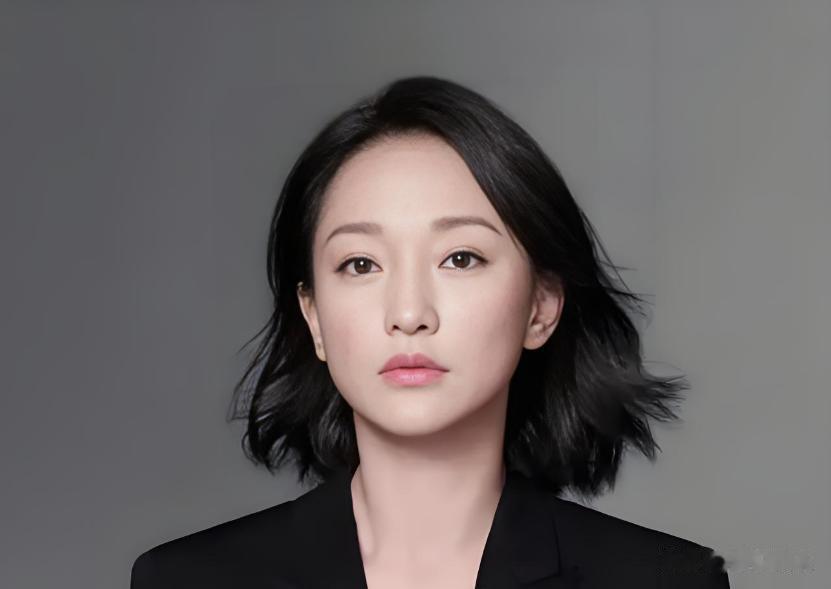 51岁周迅在巴黎时装周,满头白发不修边幅,网友太真实,太随性