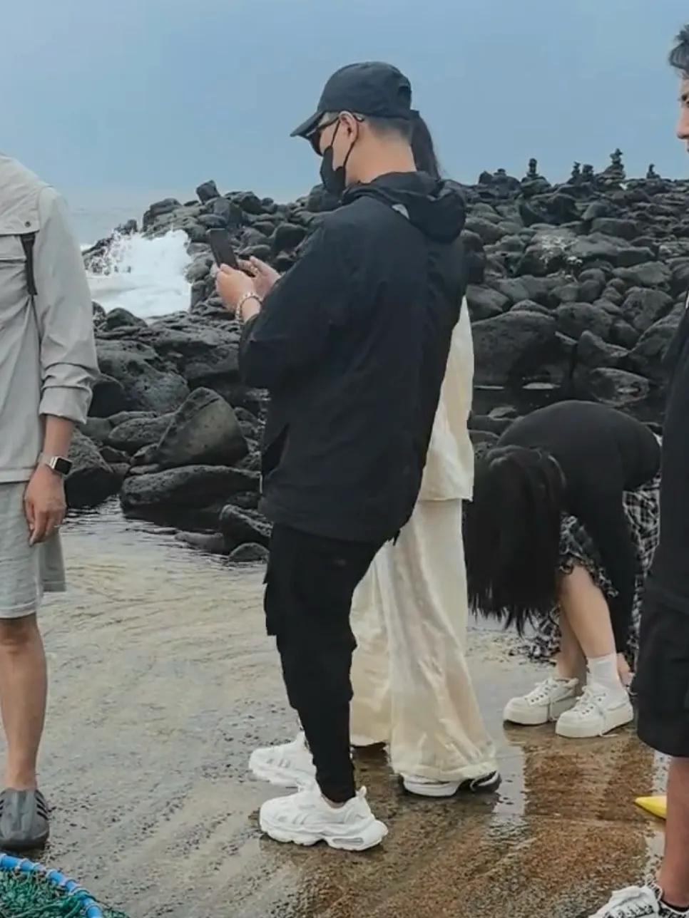 汪峰带森林北游济州岛，搭私人飞机出行，安排助理拎包，超宠女友