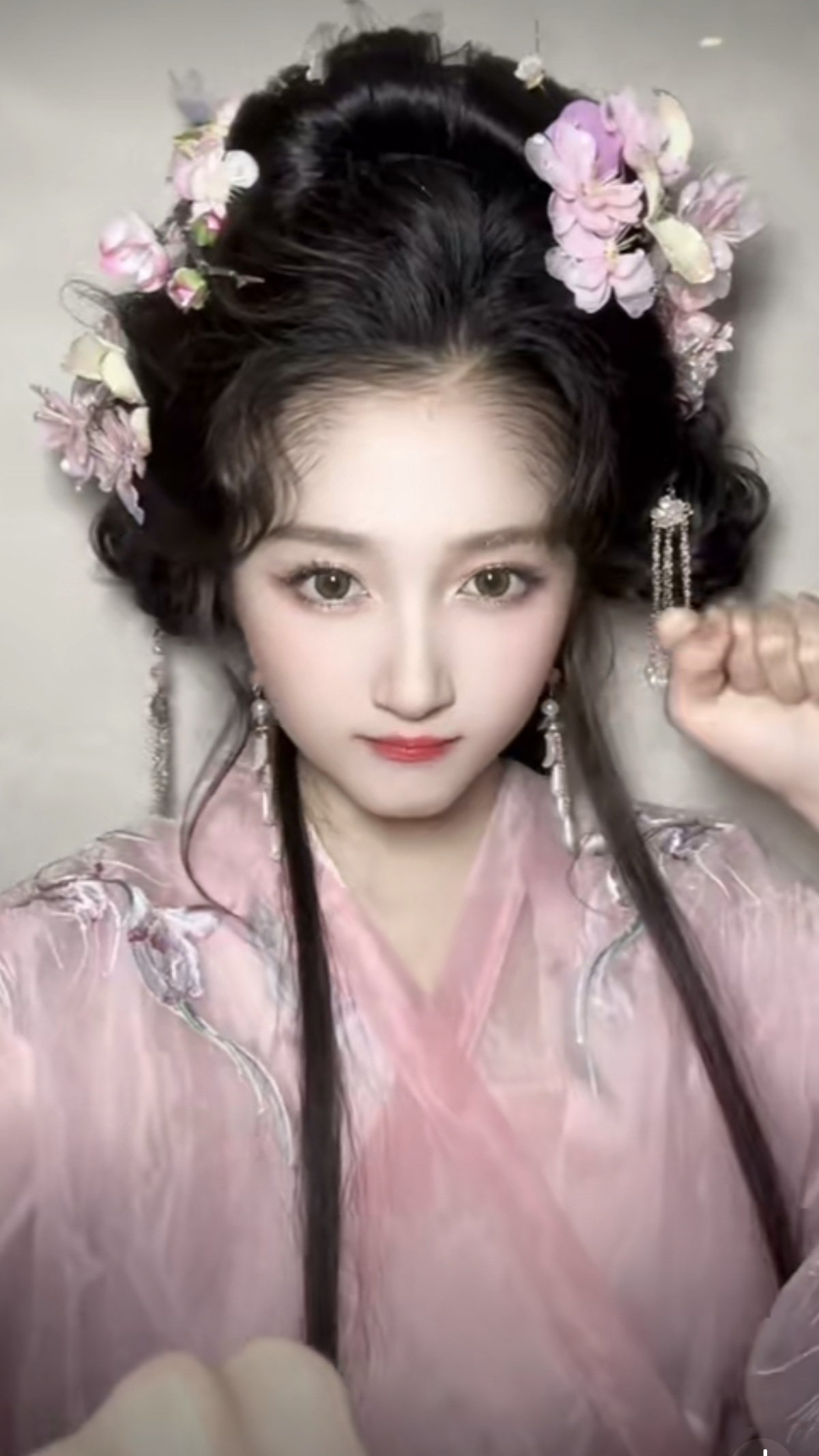 关晓彤古风造型营业，她穿一席粉色古风长裙，灵动可爱又好漂亮呀