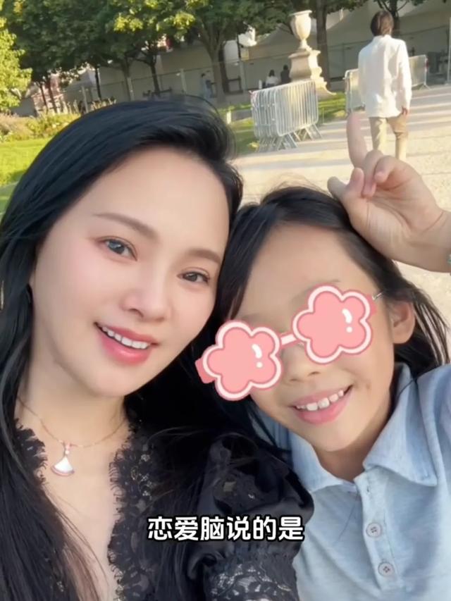 伊能静晒一家三口巴黎旅行,秦昊把女儿扛肩上摘果子,互动好有爱