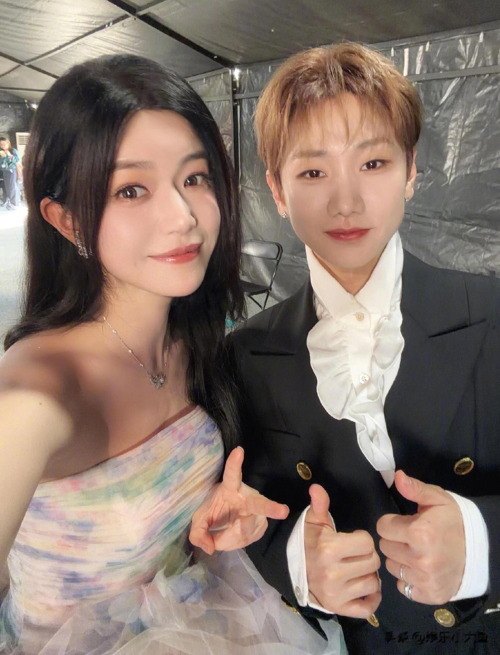 陈妍希分享星光大赏与众明星合照！搂着宋佳两位美女美得闪闪发光