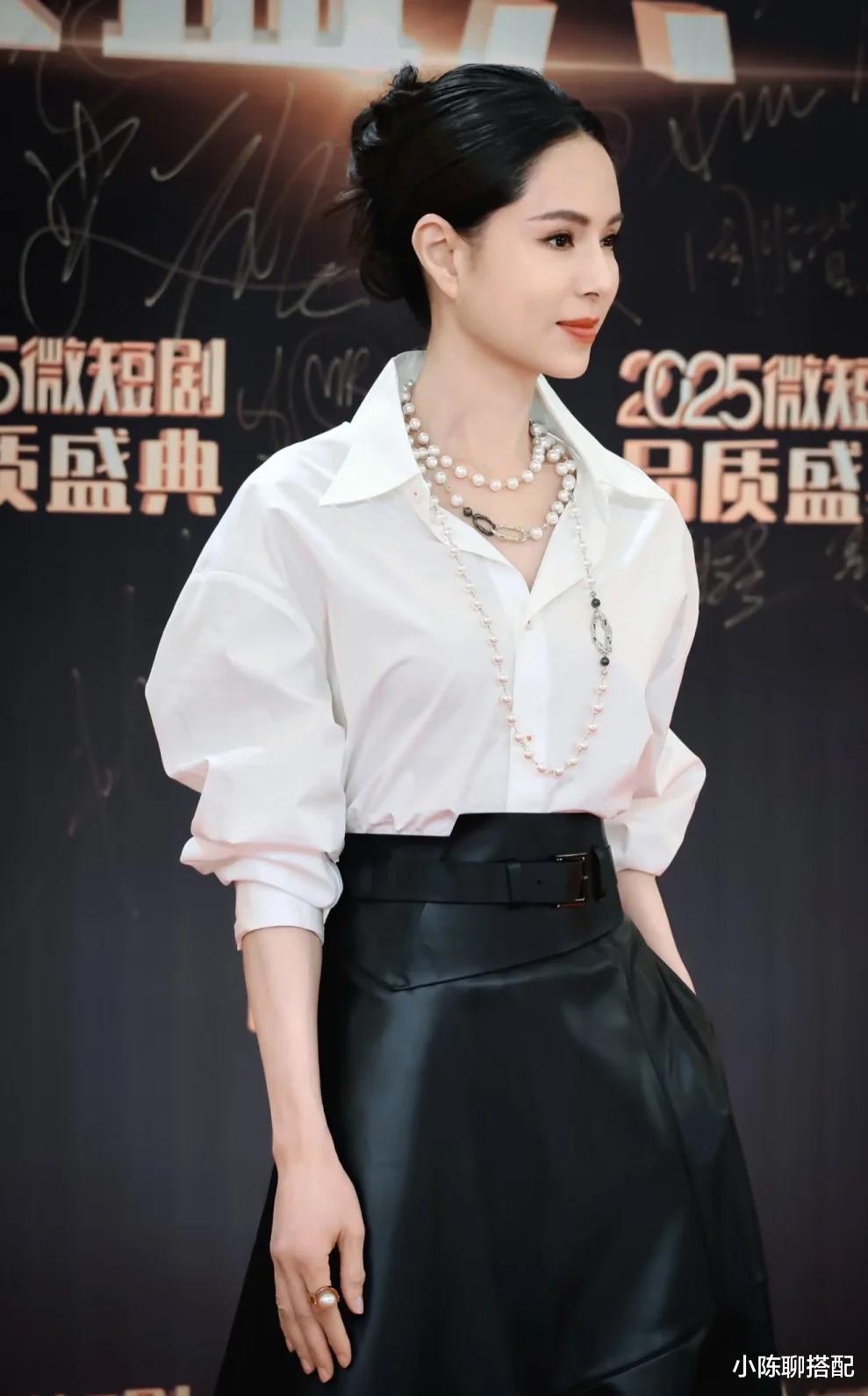 59岁李若彤怎么一点不显老？一袭旗袍显婀娜身段，优雅气质藏不住