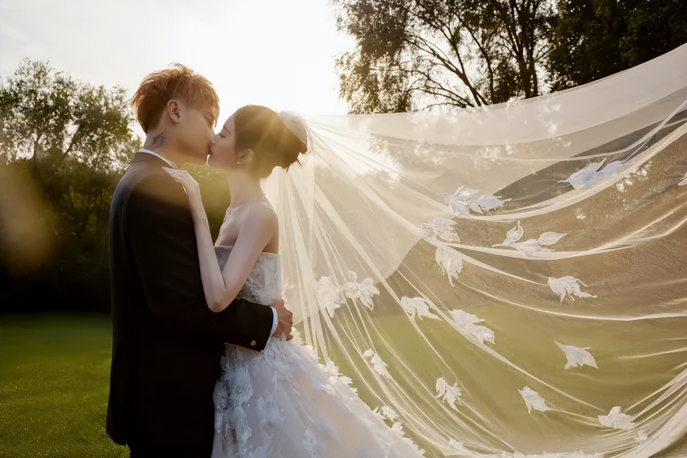 黄子韬婚礼这天，江湖地位，人情世故，在他身上体现得淋漓尽致