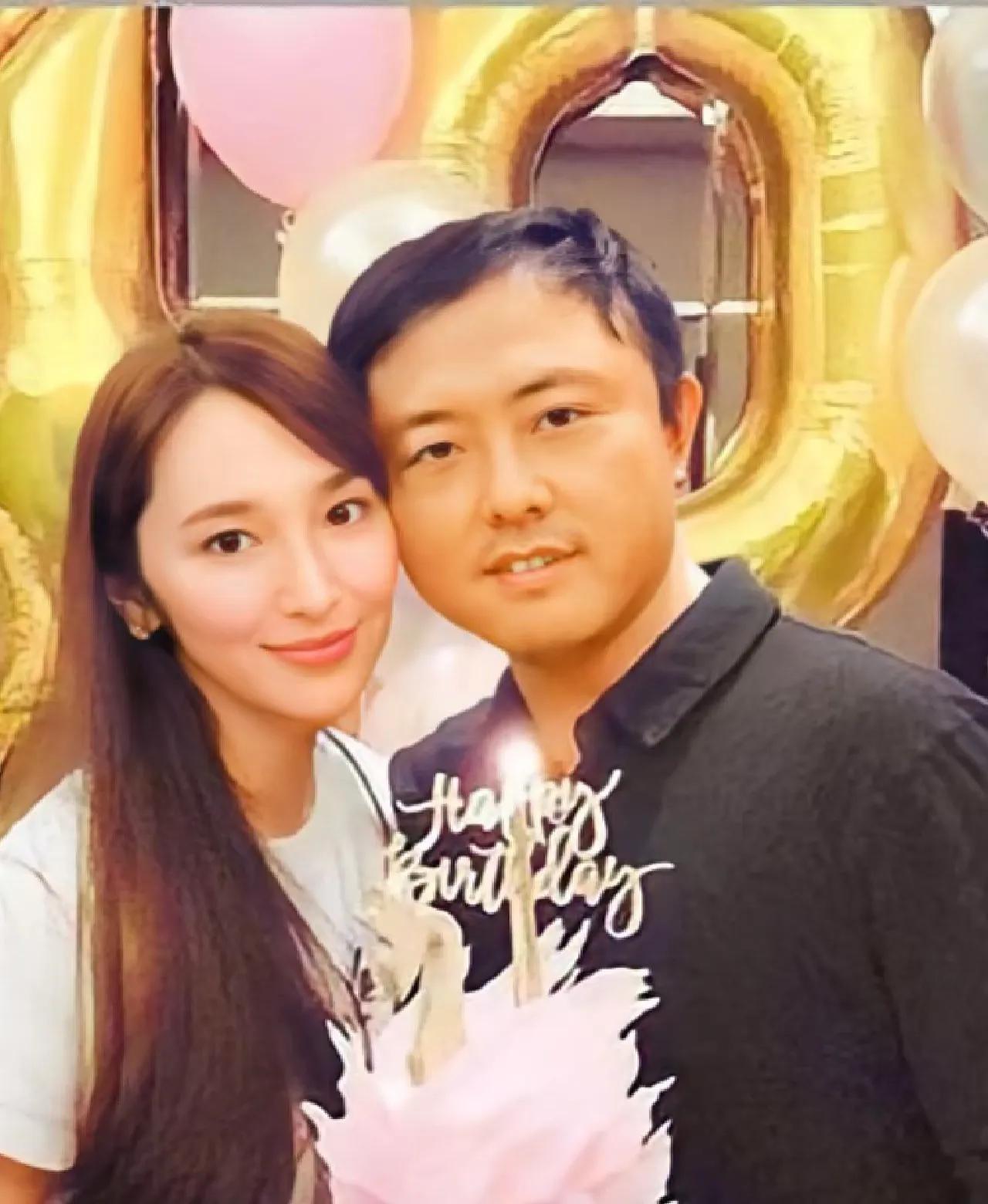 吴佩慈婆婆美国被逮捕,穿白色毛外套,看着很普通不像是有钱人