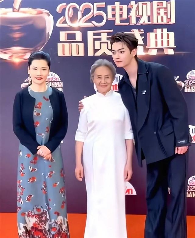 上海这晚，吴彦姝坐在刘亦菲身边，关晓彤跑去搭话，童谣俯身倾耳