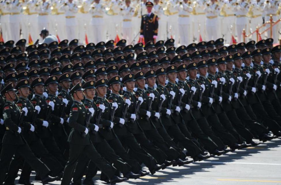 被央视怒批、脑袋空空,德不配位,难怪阅兵从不邀请“流量”明星