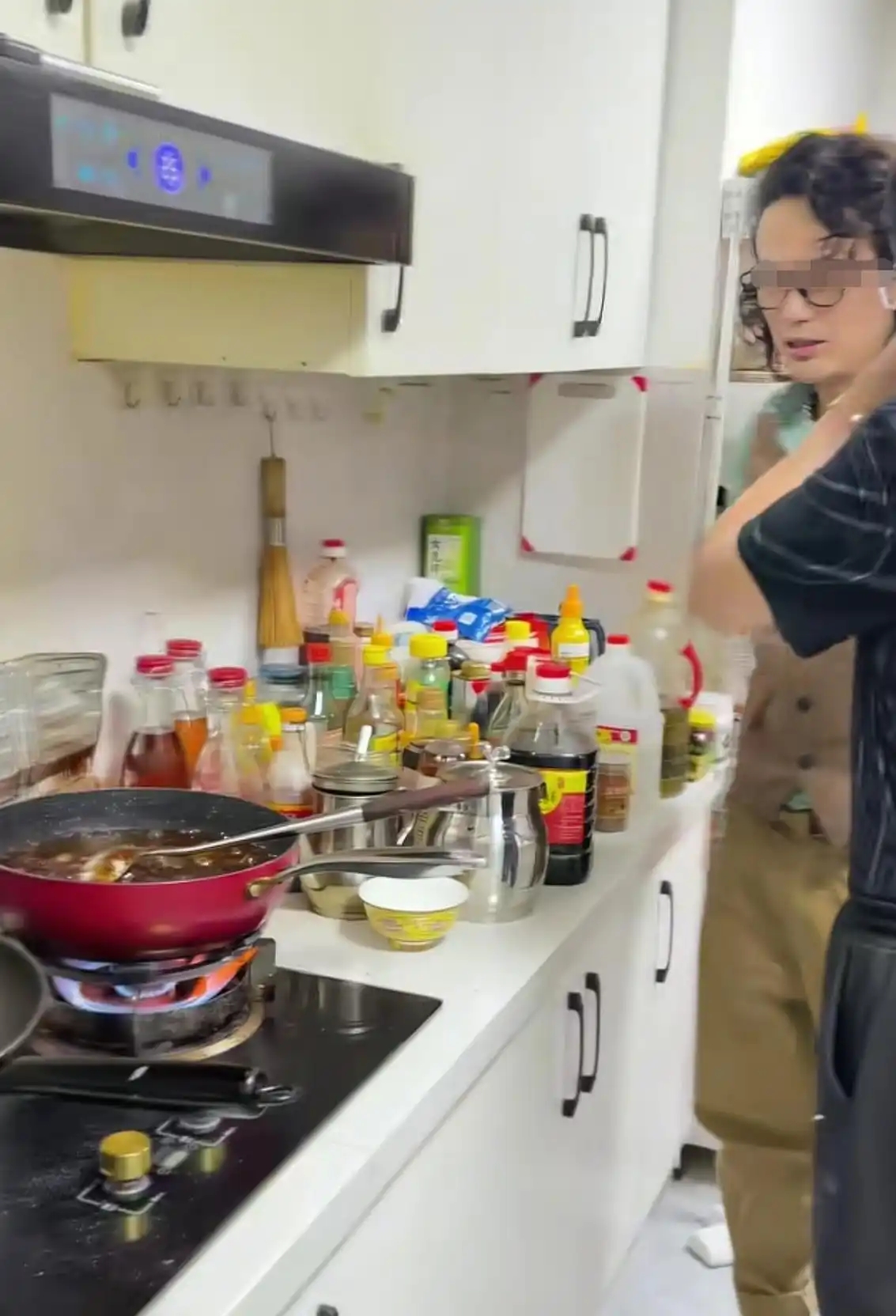 79岁侯耀华晚年凄凉!独居北京无保姆照料,家里脏乱差环境寒酸