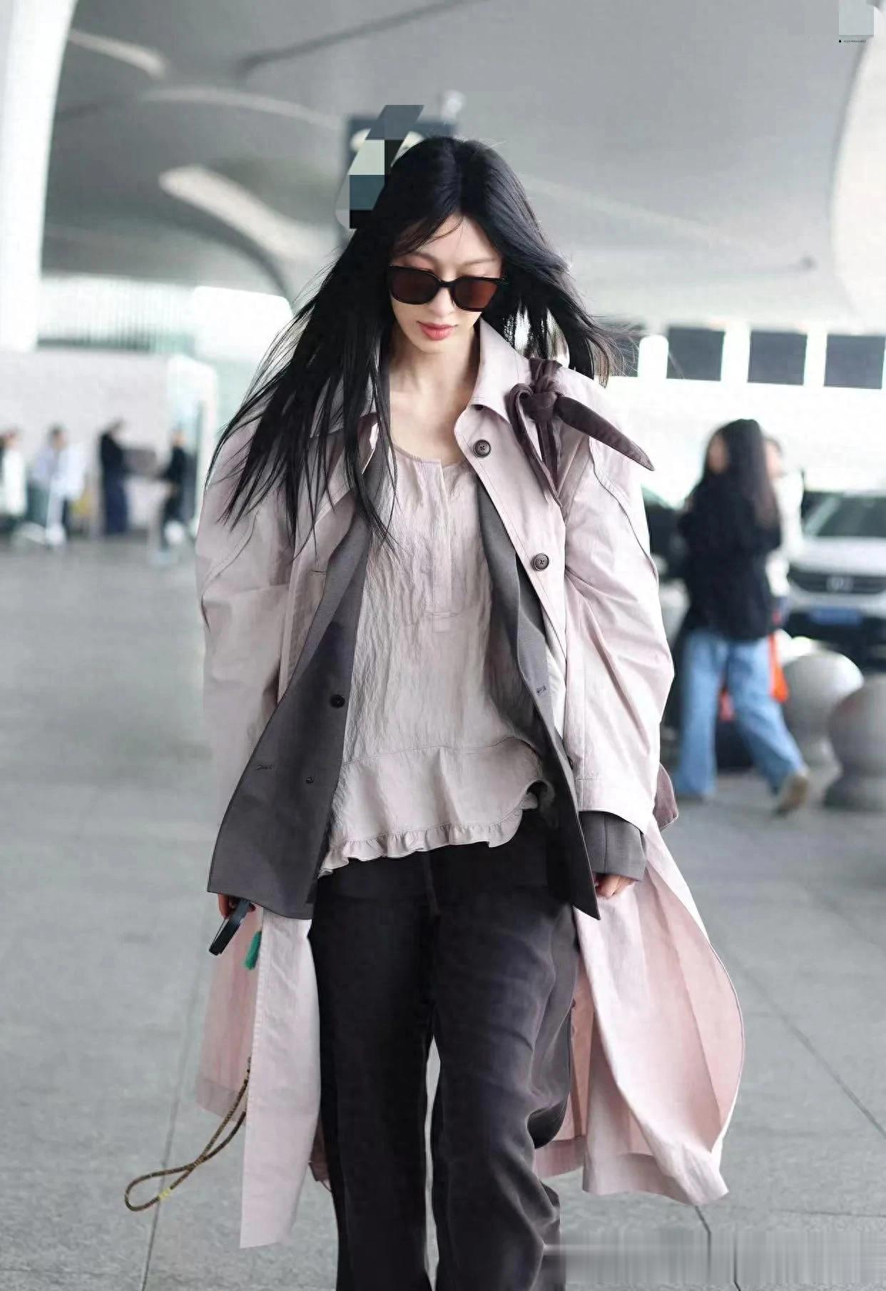 张俪机场私服真时髦!穿风衣+阔腿裤+乐福鞋,洋气又高级!