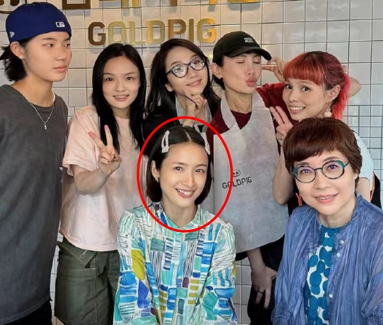 42岁林依晨挺7个月孕肚和好友聚会,素颜状态超级好,婚姻很幸福