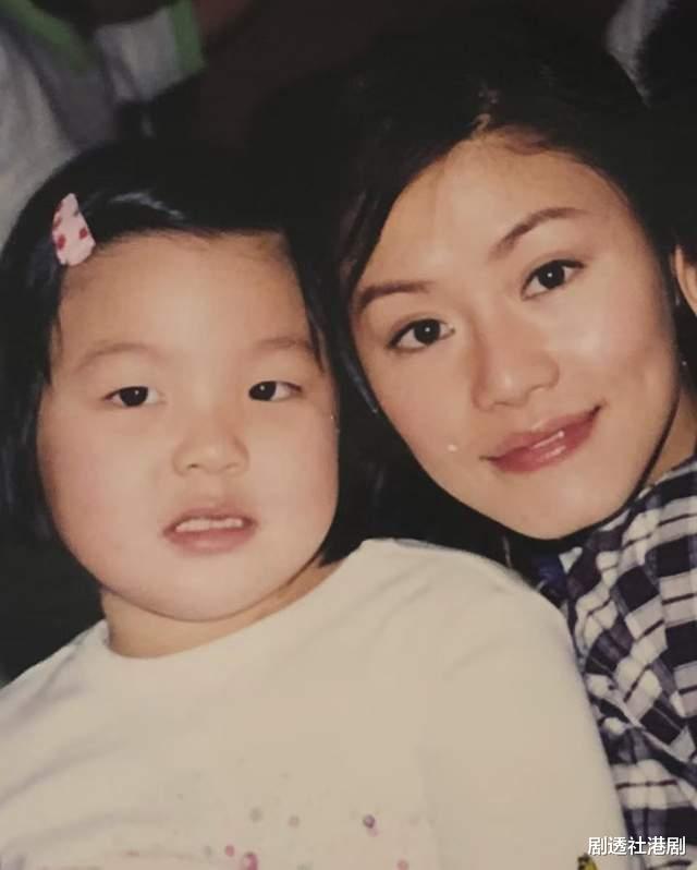 香港知名星二代晒照公开恋情！懒理爸爸与生母矛盾，与继母更亲近