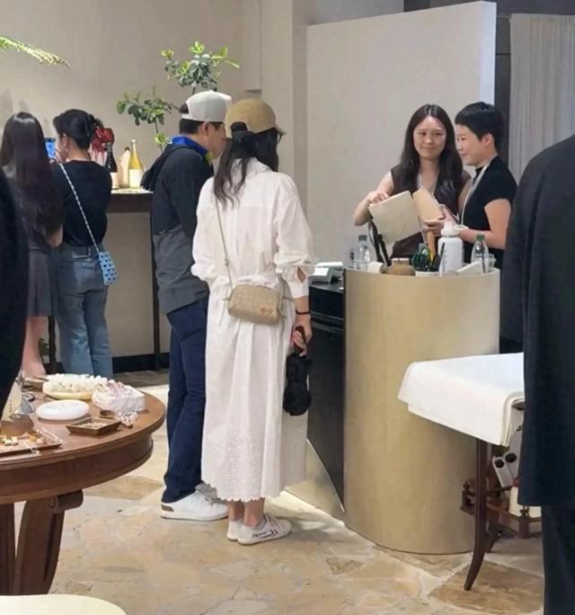 网友发饰店偶遇郭晶晶霍启刚，郭晶晶穿53元的飞跃鞋，超接地气