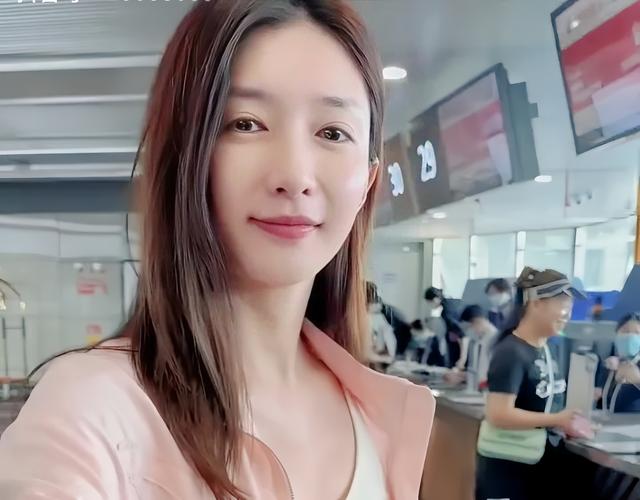 江疏影36岁素颜被怼拍,穿着甜美皮肤水嫩,温温柔柔人超好