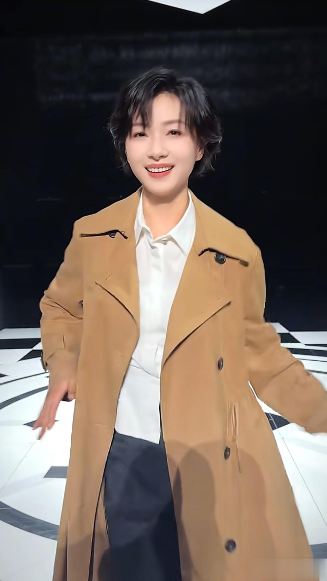 43岁万茜最新穿搭：白衬衫+大衣+阔腿裤，高级又洋气，美出新高度