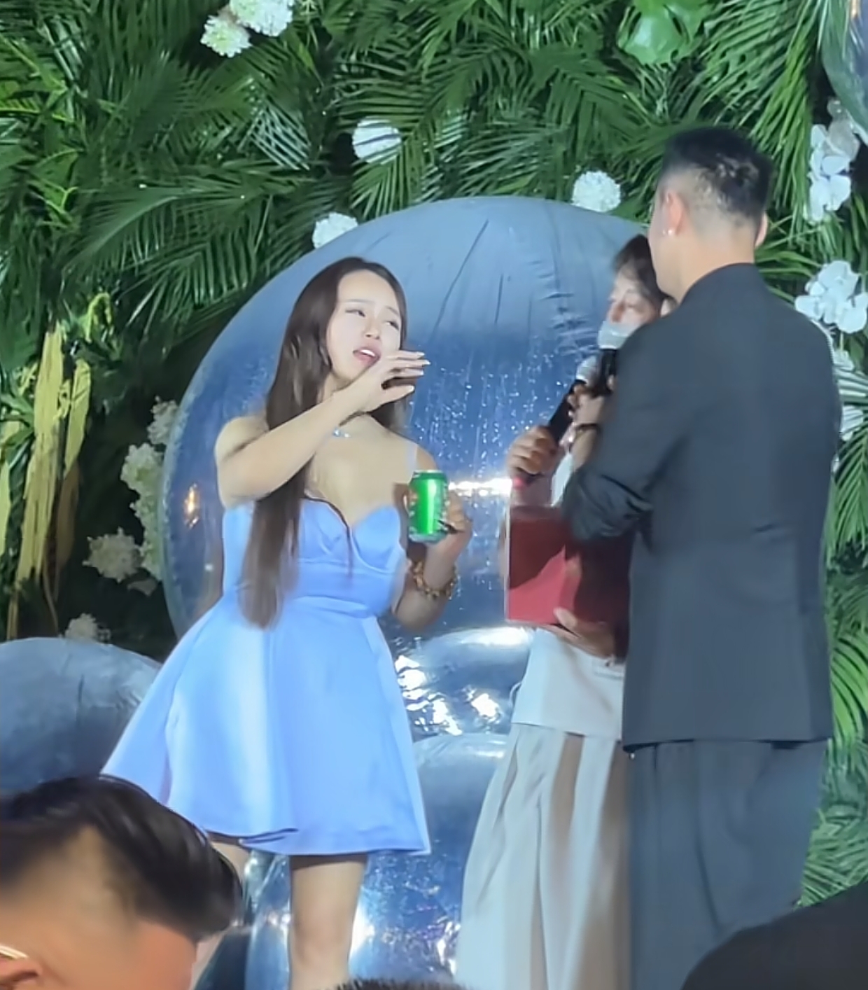 冉莹颖参加黄勇婚礼，喝醉了上台抢风头，邹市明尴尬的想找地缝钻