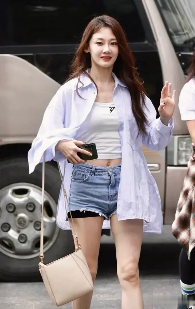 苗苗的长相在内娱其实很一般，只是她的眼睛长得大而已