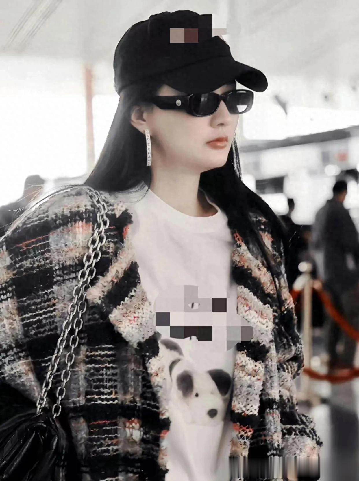 徐璐机场私服真会穿!格子大衣+印花T+牛仔裤,时髦减龄又高级