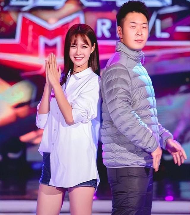 她在躲避他在强攻！你俩这么明目张胆沈梦辰知道吗？