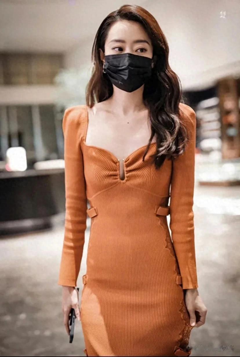 张小斐瘦身过度引争议，胸平小肚显，但气质仍在，性感由内而外？