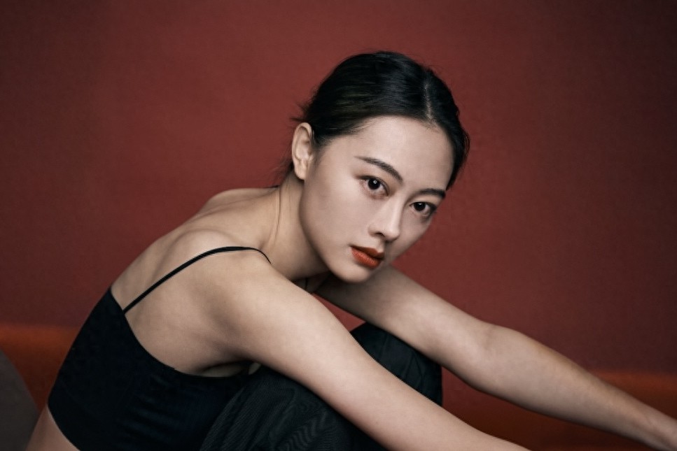 陈道明的女儿陈格，靠唱越剧大红大紫，如今35岁美的惊为天人