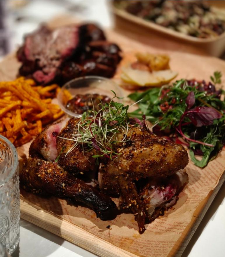 朱珠一家三口和好友聚餐！喝到微醺躺老公怀里，4岁小珠宝玩手机