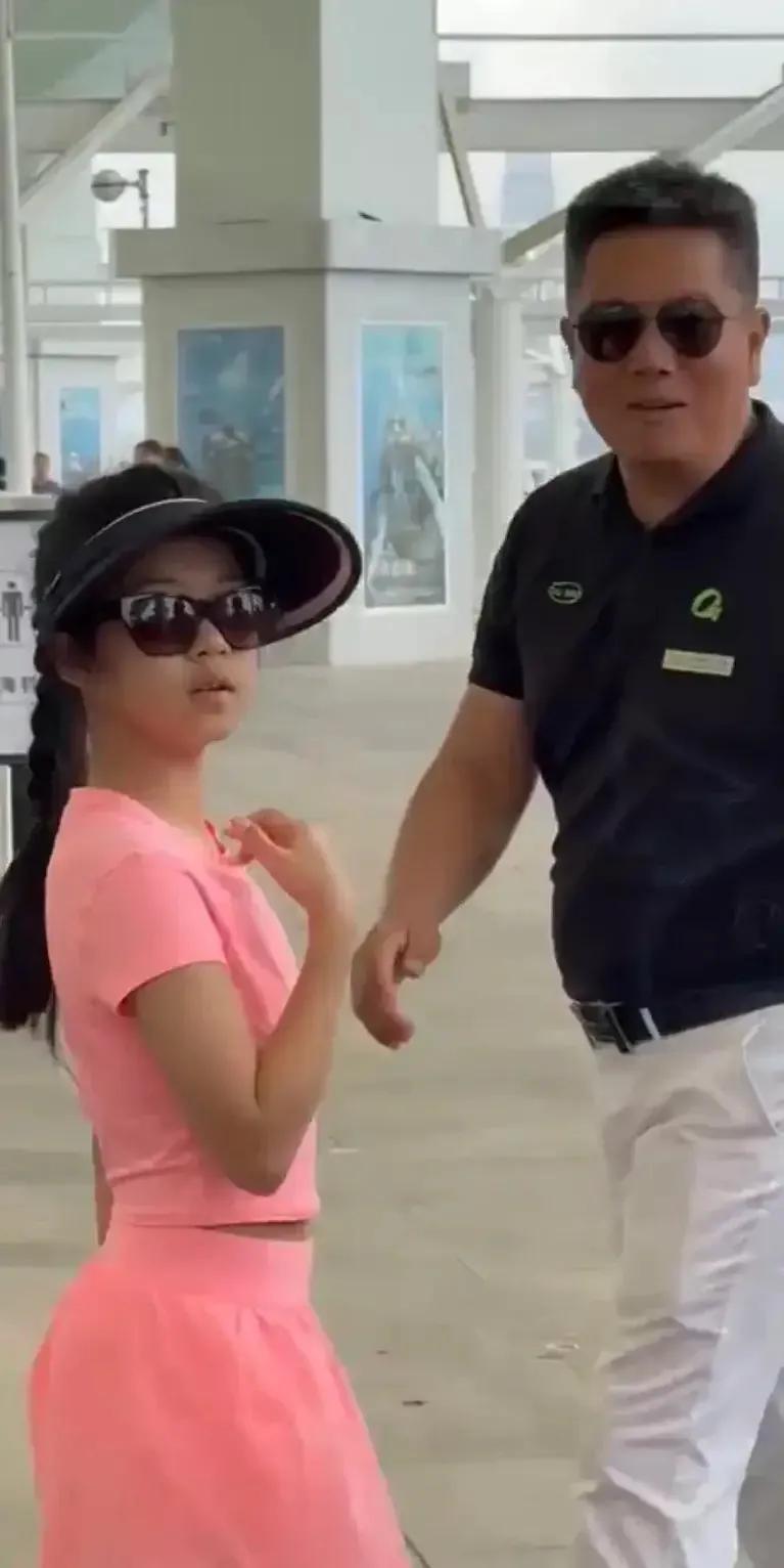 章子怡和两个孩子看熊猫,她抱着醒醒转圈很有爱,小儿子正脸像她